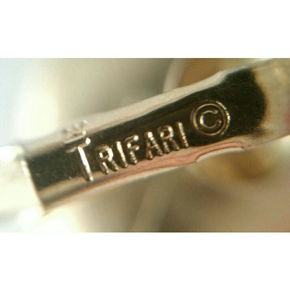 Vintage Trifari veined leaf clip on earrings - Picture 7 of 7